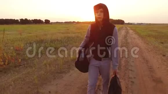 少年旅行少年流浪汉带着背包在路上走一段悲伤的旅行者视频稳定视频的预览图