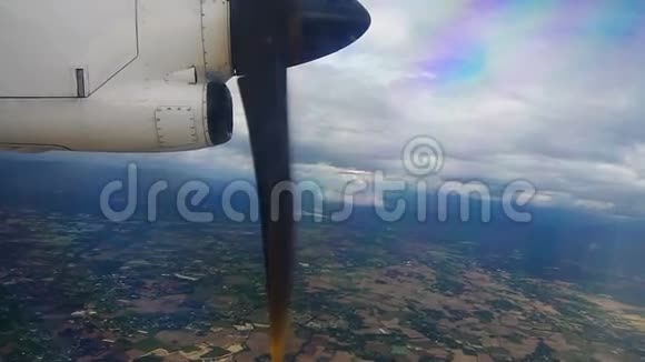 螺旋桨飞机天空中的景象视频的预览图