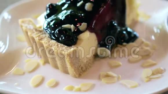 视频美味的蓝莓芝士蛋糕馅饼和杏仁调料视频的预览图