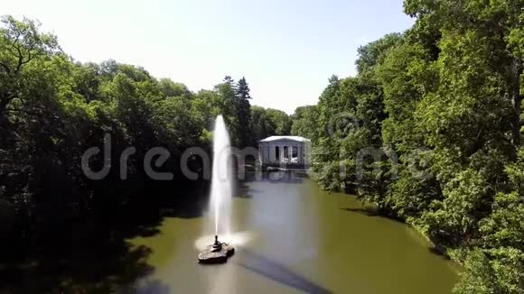鸟瞰国家树木公园Sofiyivka蛇喷泉和植物馆的景色视频的预览图