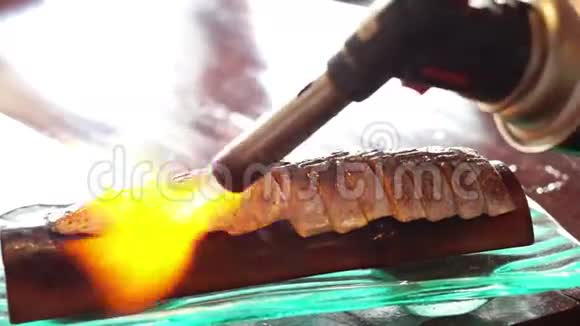 火烤腌制鲭鱼鱼日本菜视频的预览图