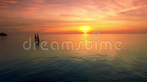4KDrone日落时的帆船泰国Koh陶视频的预览图