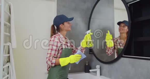 年轻女性作为职业清洁工在统一的清洁卫生间清洁服务理念视频的预览图