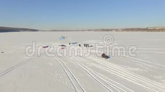滑翔伞飞行员在冰冻湖上的比赛乌克兰视频的预览图