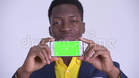 年轻快乐的非洲商人展示电话的脸视频的预览图