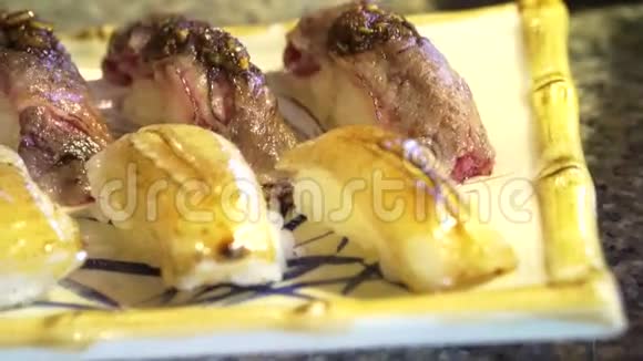 烤比目鱼鱼和牛肉烧烤黑吉里寿司的视频视频的预览图