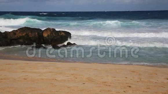 海滩上的破浪和岩石视频的预览图
