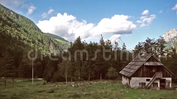 欧洲阿尔卑斯山的山间小屋Robanovkot斯洛文尼亚视频的预览图