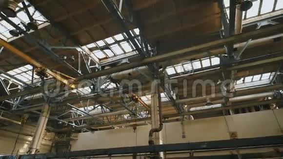 生产前提与高吊顶许多金属结构通风管道用于建筑施工大人物视频的预览图