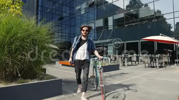 下班后骑自行车的人视频的预览图