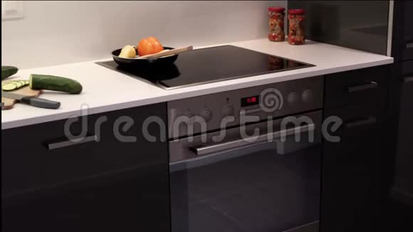 厨房内部设计的现代厨房柜台和现代厨房橱柜视频的预览图