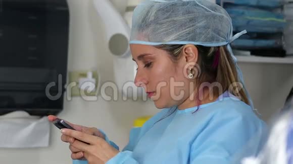 女性外科医生在手机上阅读信息视频的预览图
