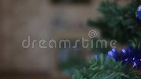 圣诞节装饰蓝色和黄色的球视频的预览图