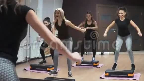 女艺术家在健身房训练镜子里有锻炼设备视频的预览图