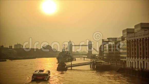 清晨在泰晤士河上流光溢彩塔桥的背景视频的预览图