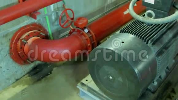 强大的发动机消防泵站视频的预览图