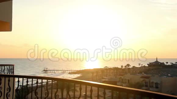 黎明时分阳台上有海景的男人戴着太阳镜视频的预览图