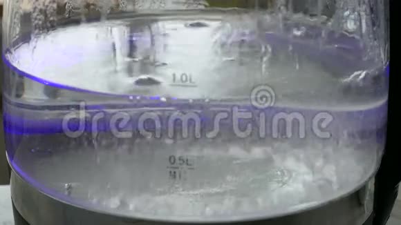 电热水壶里的开水视频的预览图