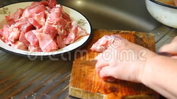 女人在切肉板上切肉特写视频的预览图