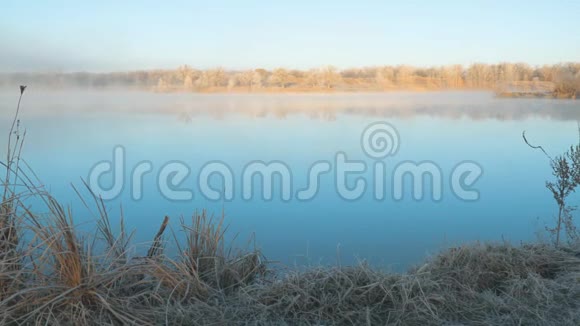 在寒冷的早晨湖面上的晨雾视频的预览图