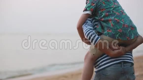 带海背景日落的亚洲家庭视频的预览图