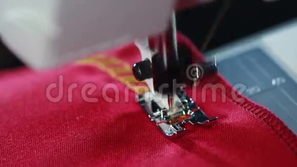 刺绣机缝纫机刺绣图案在织物上视频的预览图