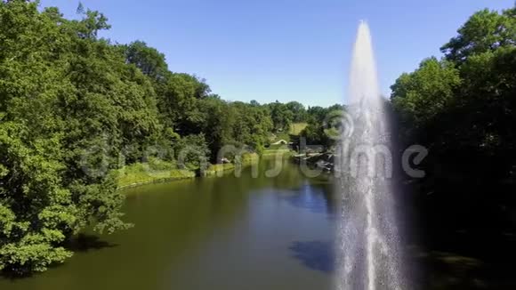 鸟瞰国家树木公园Sofiyivka蛇喷泉和植物馆的景色视频的预览图
