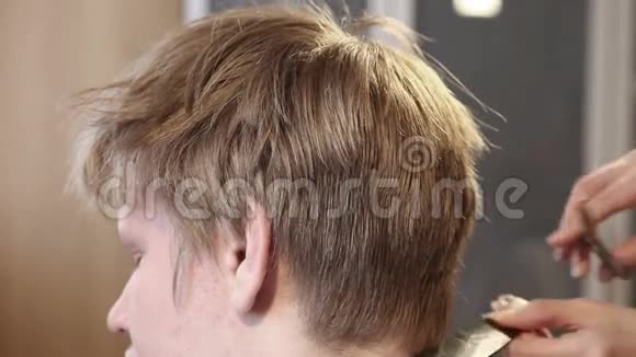 理发师给顾客做发型年轻人视频的预览图