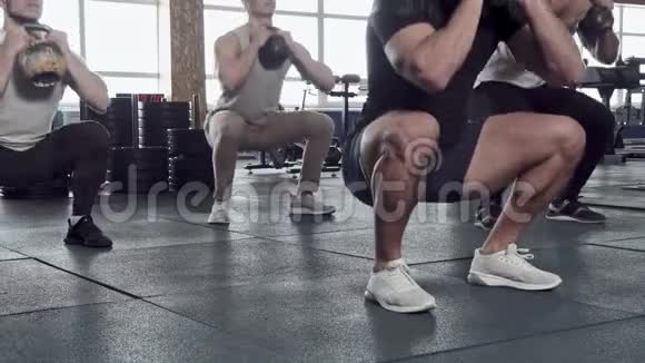 近距离男子肌肉朋友小组在交叉健身中心工作视频的预览图