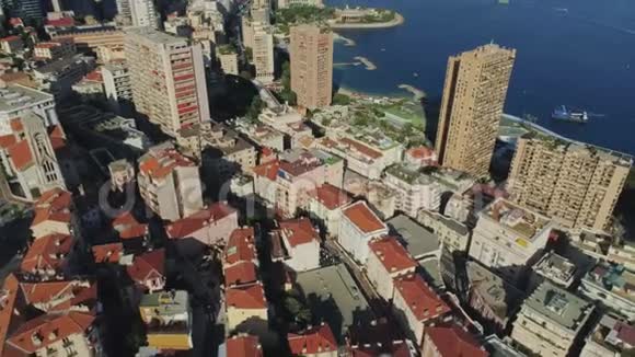 摩纳哥蒙特卡洛市法国小镇的屋顶和公寓大楼配有Yahts海港船只和赌场视频的预览图