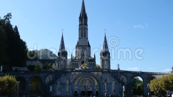 法国卢尔德市的大教堂景观视频的预览图