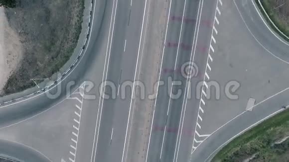 空中俯瞰高速公路与汽车卡车和其他运输视频的预览图