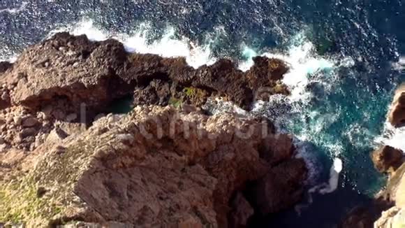 空中拍摄的断崖海浪视频的预览图