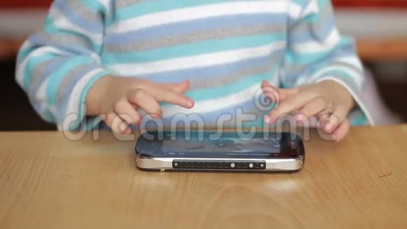 玩智能手机的小孩的手视频的预览图