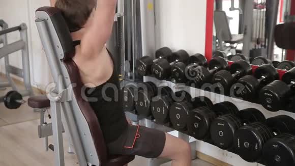在健身房锻炼肌肉举起哑铃视频的预览图