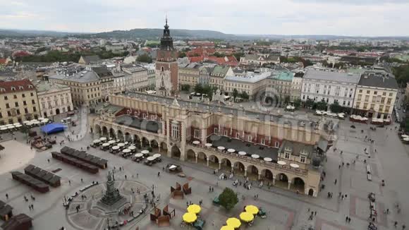 克拉科夫鸟瞰主市场广场和波兰老城布馆视频的预览图