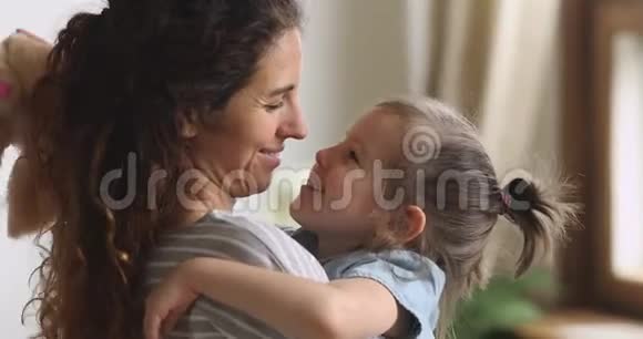 深情的母亲拥抱可爱的孩子女儿拥抱拥抱视频的预览图