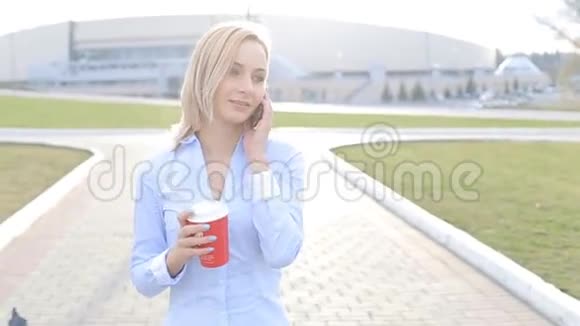 有魅力的商务女性通勤者在城市里打电话视频的预览图