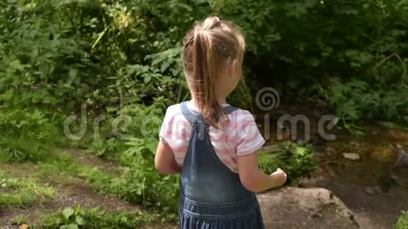夏天森林里的小女孩视频的预览图