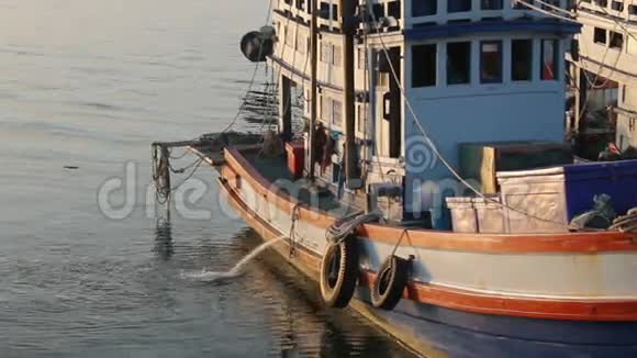 渔船在码头卸货全高清视频的预览图