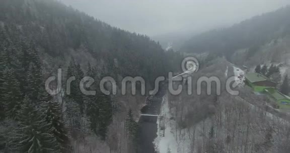 航空捷克斯宾德勒磨坊冬季水库和桥梁视频的预览图