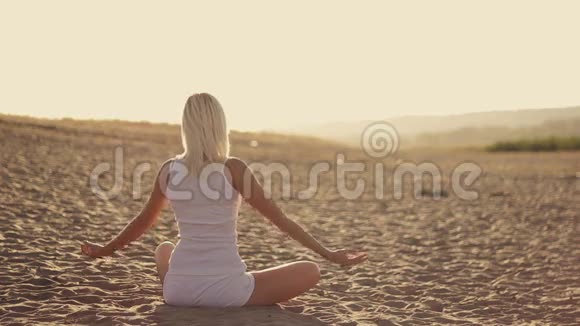 年轻的美女在海边做瑜伽视频的预览图
