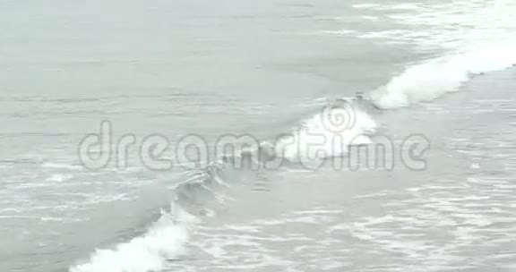 海洋在卵石滩上翻滚视频的预览图