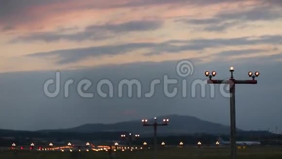 大飞机降落在机场视频的预览图