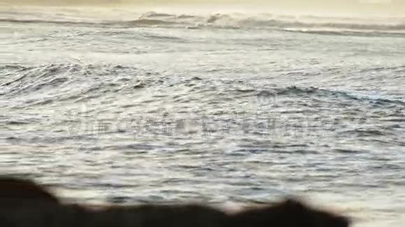 在多米尼加共和国加勒比海的波浪在缓慢移动视频的预览图