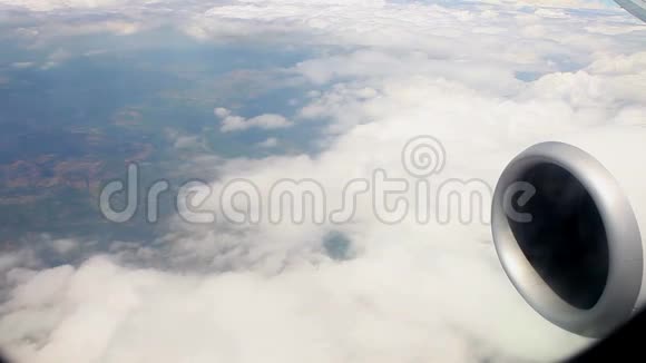从飞机窗口观看从飞机窗口看到美丽的雪白的云彩视频的预览图