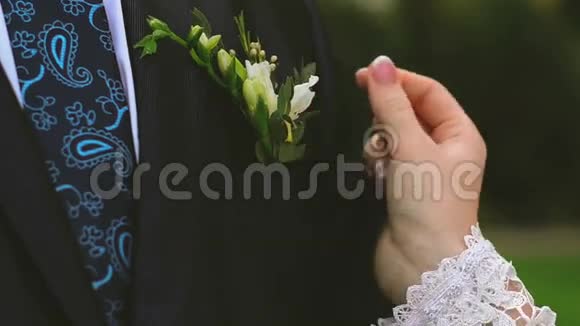 新娘手里拿着结婚花束视频的预览图