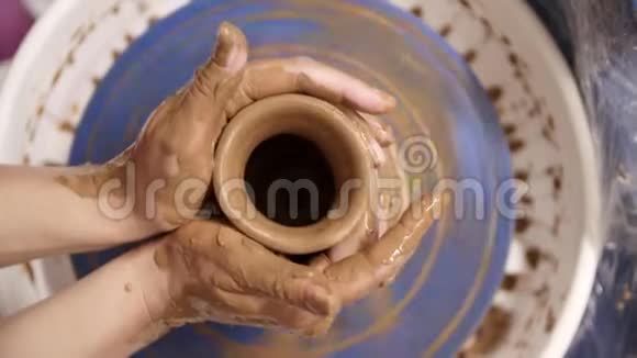 一只陶工的手视频的预览图