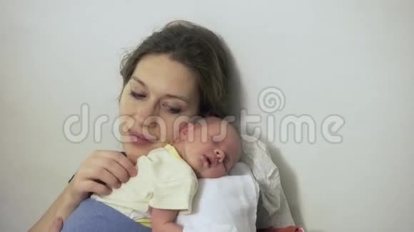 母亲和熟睡的新生儿女儿视频的预览图