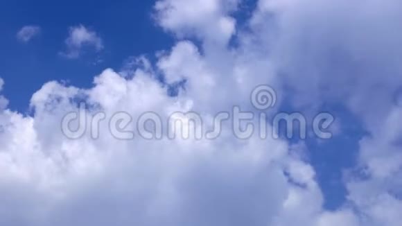 晴天晴空上柔滑的天云视频的预览图